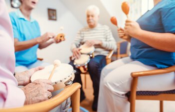 Betreuungsgruppen für Seniorinnen und Senioren im Alten- und Service-Zentrum Aubing | © adobestock_kzenon_291717970